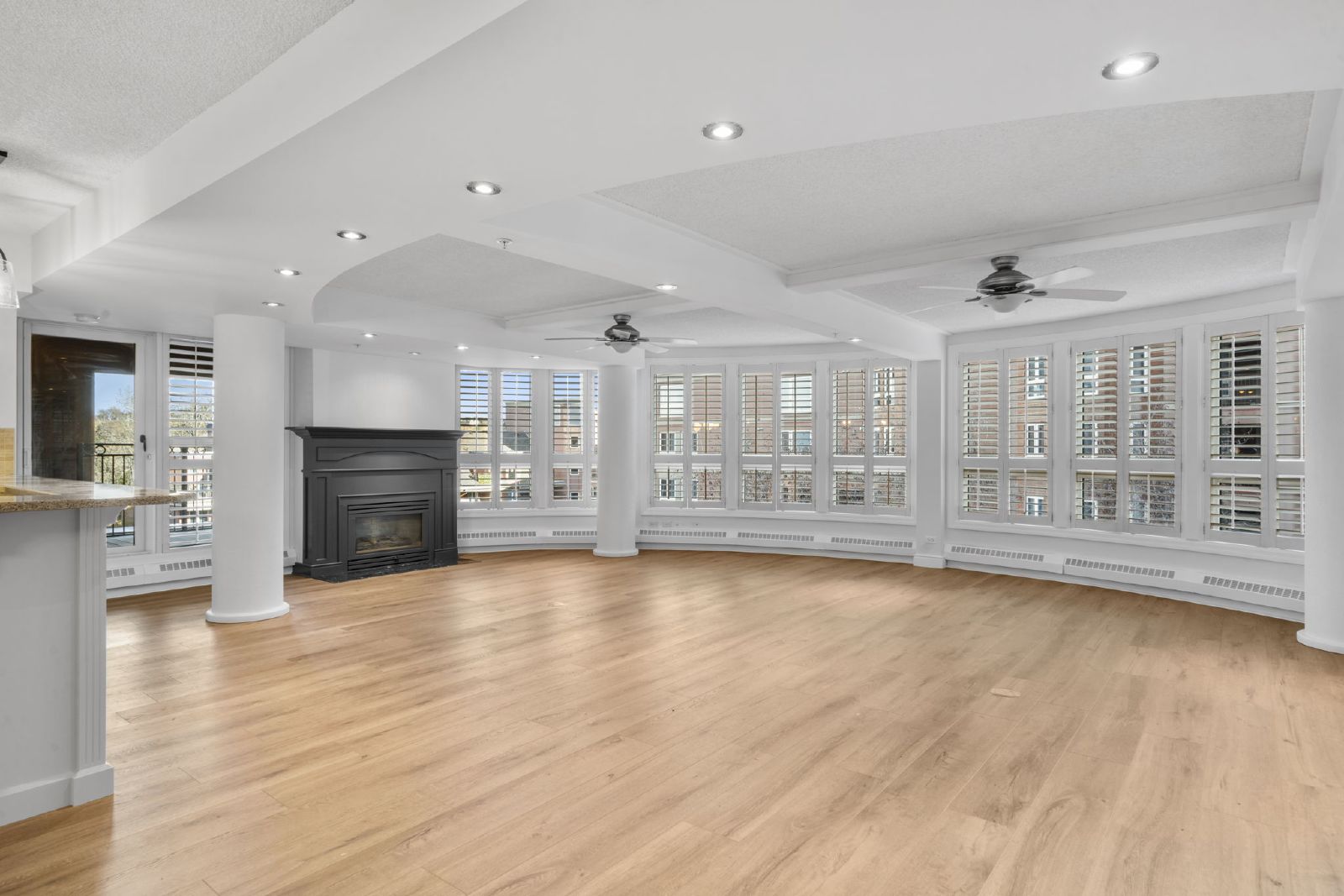 PRINCE'S ISLAND ESTATES - THREE BEDROOM EXECUTIVE FULLY RENOVATED SUIT property image