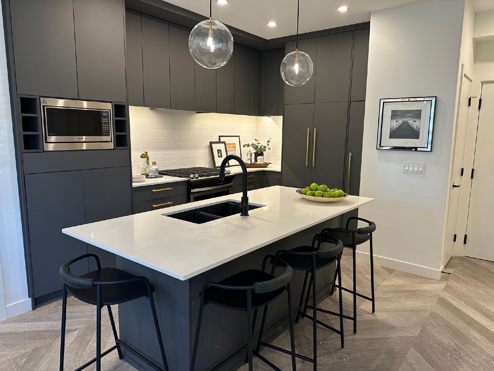 UNIVERSITY DISTRICT - MAIN FLOOR - TWO BEDROOM,TWO BATH property image