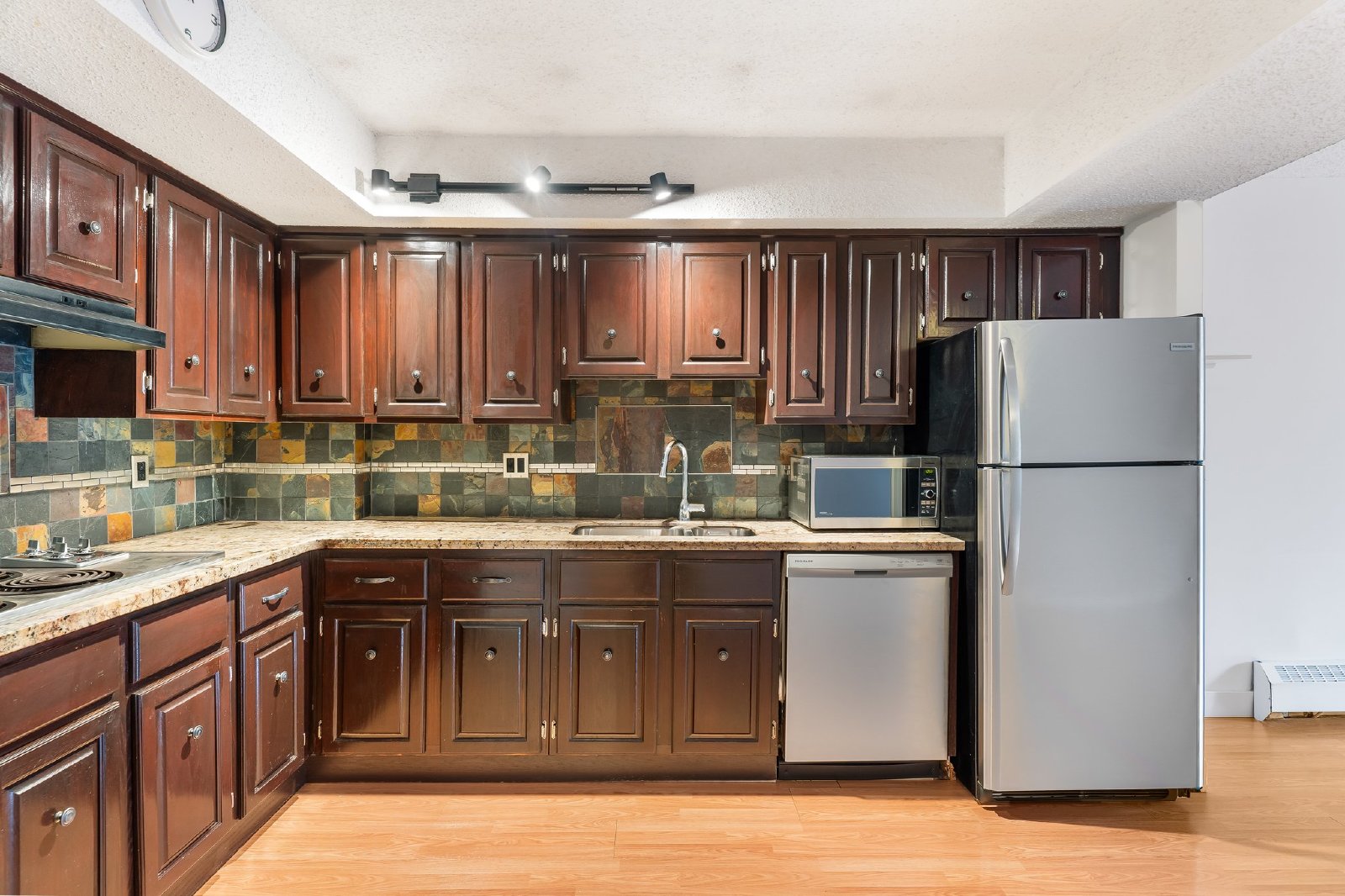 CRESCENT HEIGHTS - One Bed - Main Floor- Underground parking included property image