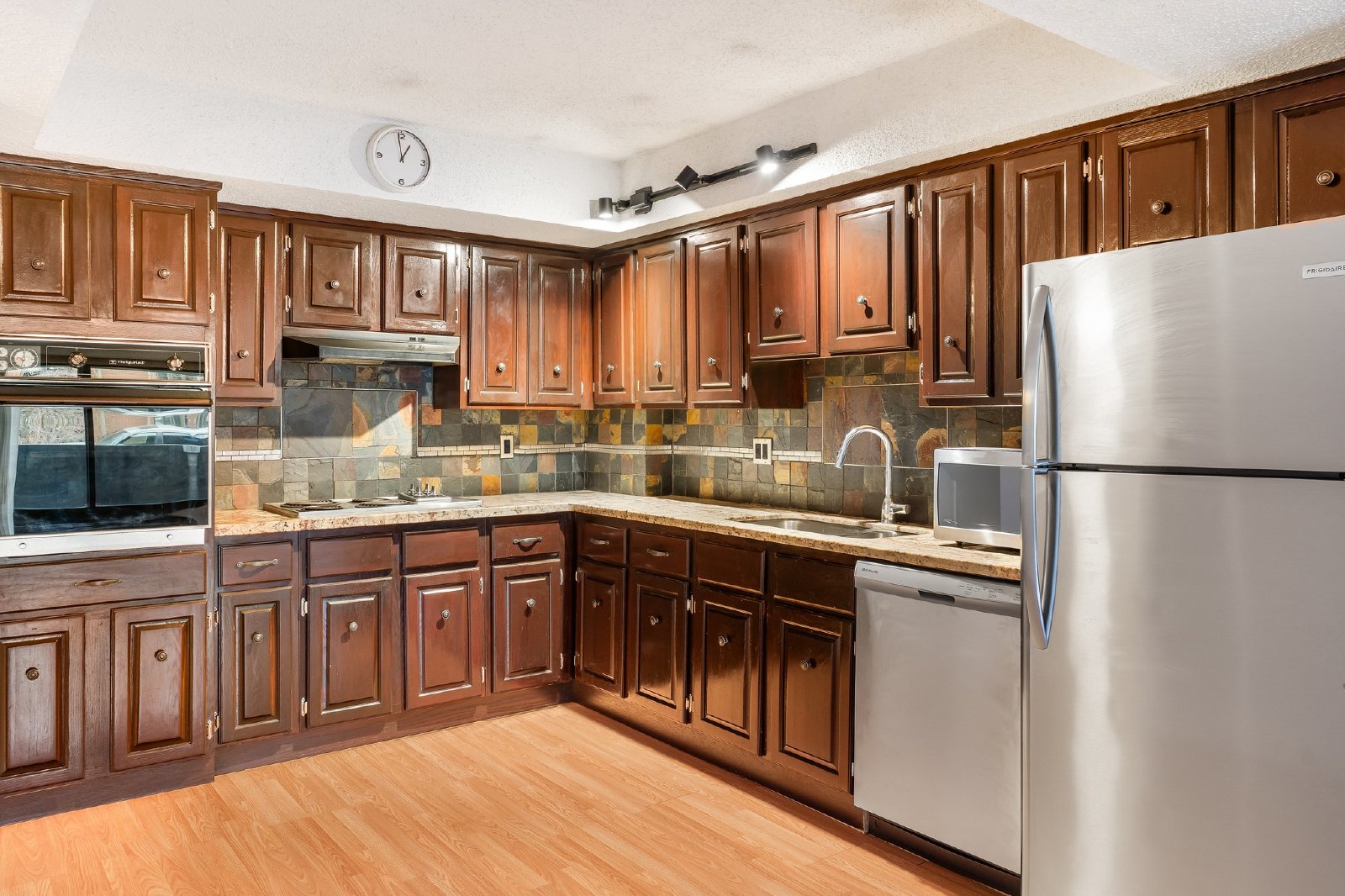 CRESCENT HEIGHTS - One Bed - Main Floor- Underground parking included property image