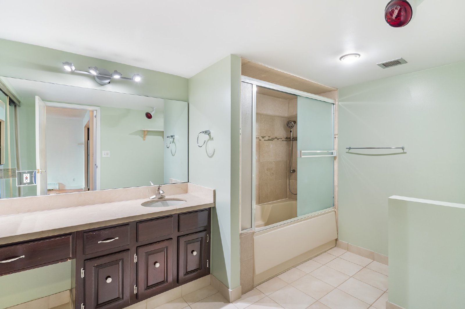 CRESCENT HEIGHTS - One Bed - Main Floor- Underground parking included property image